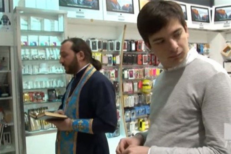Gruzijski sveštenik osveštava ajfone (VIDEO)