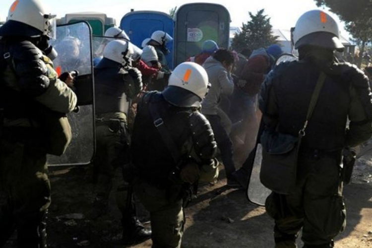 Grčka policija uklanja migrante s makedonske granice