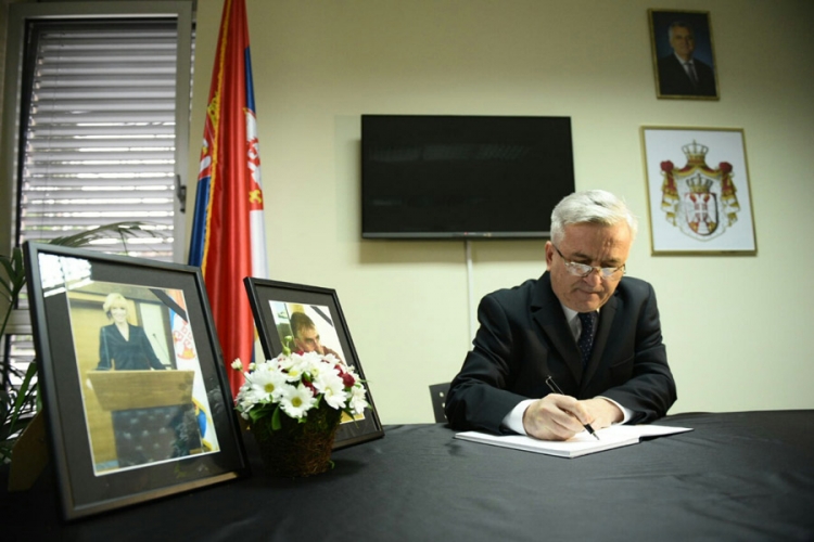 Čubrilović se upisao se u knjigu žalosti u Generalnom konzulatu Republike Srbije