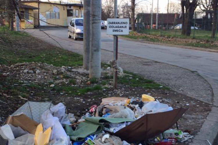 Ni znak zabrane ne sprečava Banjalučane da bacaju otpatke (FOTO)