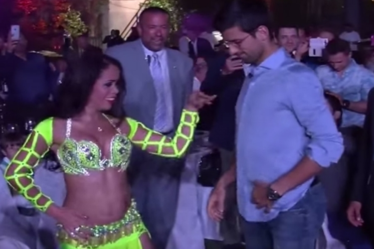 Đoković se zabavlja u Dubaiu: Trbušni ples sa vatrenom plesačicom (VIDEO)