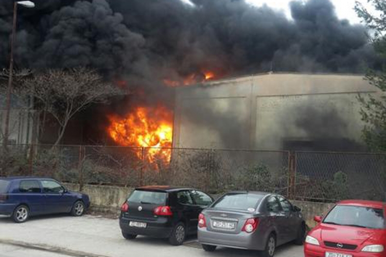 Eksplozija i požar u Benkovcu: Gori bivša fabrika Kepol plast