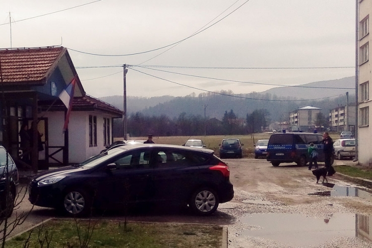 U toku potraga za napadačima na policiju