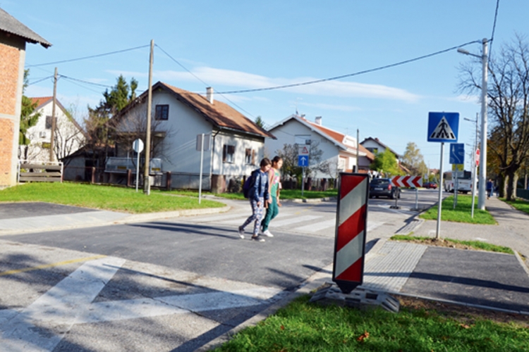 41 vozač nije pustio pješake da pređu ulicu