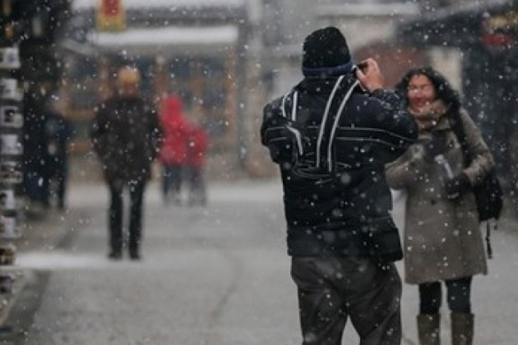 Oblačno sa kišom i snijegom, temperatura do 13 stepeni