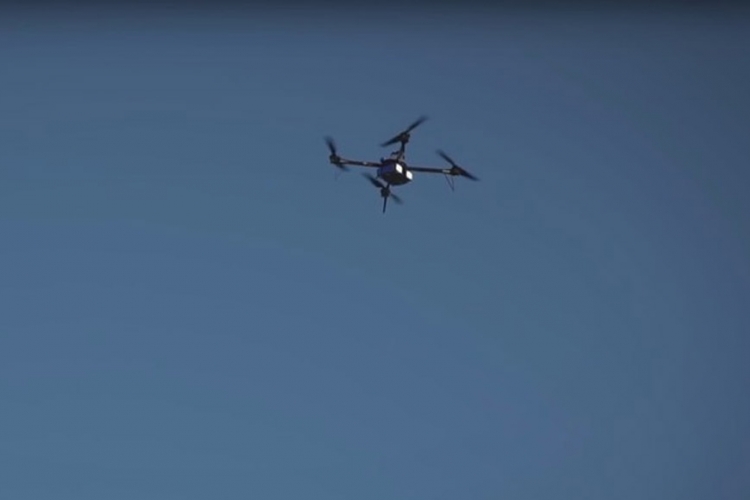 Prvi quadcopter dron preletio La Manš (VIDEO)