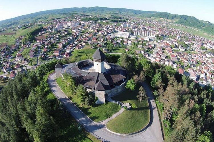 Velika Kladuša: Stari grad, nekad slavan, danas s katancem (FOTO)