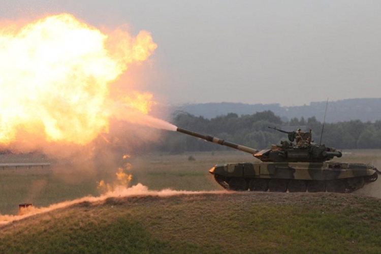 Pogledajte trenutak kad sirijski tenk T-90 pogađa raketa (VIDEO)