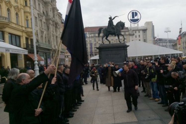 Crnokošuljaši se postrojili na Trgu Bana Jelačića