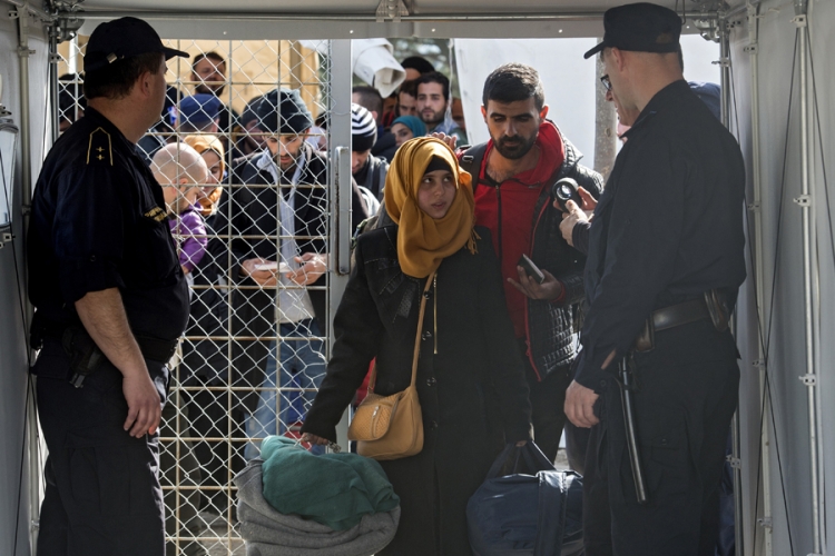 "Ovnom za probijanje" migranti probili blokadu na Đevđeliji