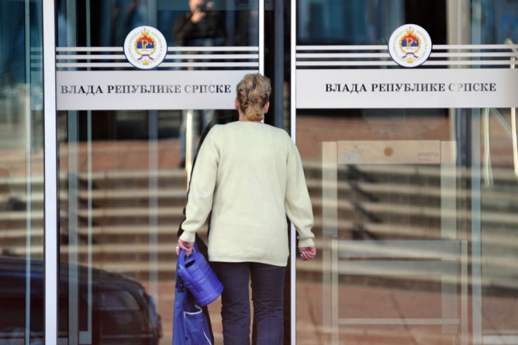  Funkcionerima i dalje debele plate