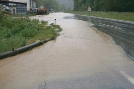 Otežan saobraćaj prema Prijedoru zbog izlivanja vode