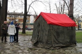 U banjalučkom parku pod šatorom šestoro ljudi
