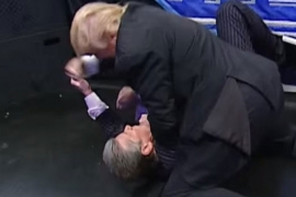 Tramp i u “Američkom rvanju”: Oborio na zemlju bodibildera ...
