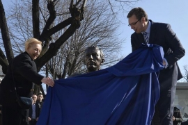 Beograd: Otkriven spomenik Borislavu Pekiću