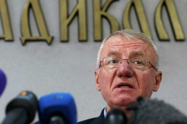 Šešelj iz protesta zapalio zastave EU i NATO