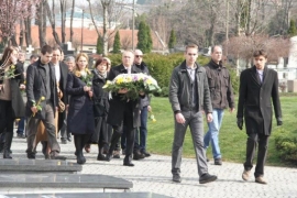 Cvijeće i svijeće u znak sjećanja na Zorana Đinđića