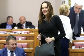 Ružica Vukovac u Sabor došla u kratkoj suknji i čizmama do koljena ...
