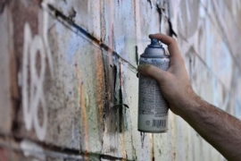 Na fasadi pozorišta svake sedmice osvane grafit