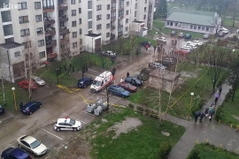 Lukavac: Na parkingu pronađeni mrtav i povrijeđen muškarac