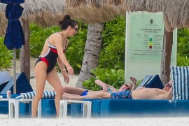 Zanosna Ketrin Zita Džons uživa na plaži sa suprugom (VIDEO)