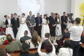 Kolektivno vjenčanje u Travniku: Deset mladih parova izreklo ...