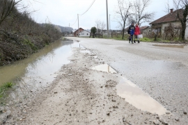 Mještani Priječana preko rupa na posao