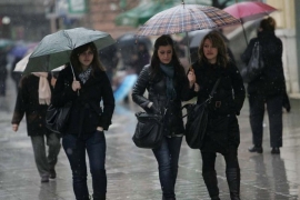 Oblačno uz povremenu kišu, temperatura do 17