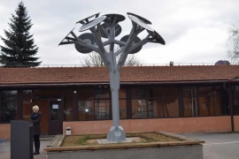 U Sarajevu postavljeno "Solarno drvo" za punjenje mobitela i laptopa