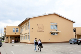 Laktaši: "Vjeroučitelj traži od đaka da mu ljube ruku"