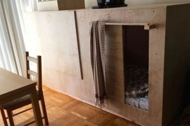Živi u kutiji kod prijatelja i plaća kiriju 400 dolara