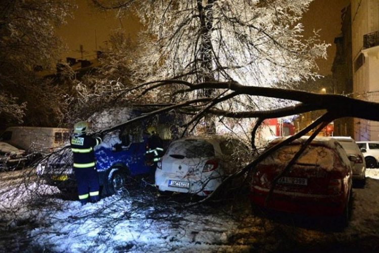 Snježna oluja zahvatila Češku: Hiljade građana ostalo bez struje (FOTO, VIDEO)