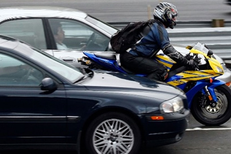 Filmska pljačka u Mostaru: Razbojnici na motorima presreli automobil sa novcem iz kladionice 