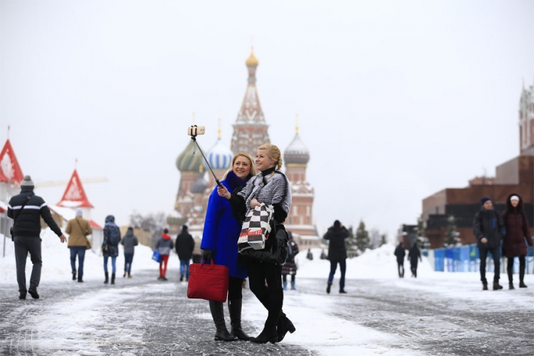 Zimska idila na ulicama Moskve: Snijeg i selfiji veselih turista (FOTO)