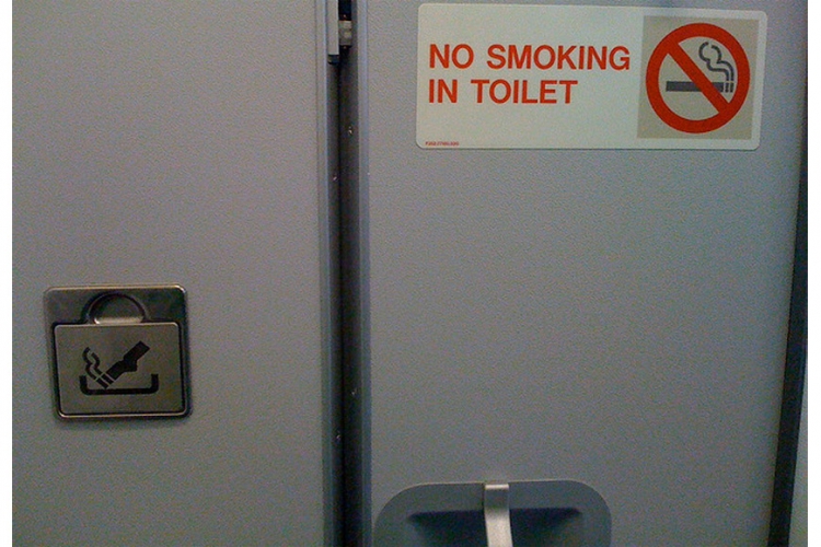 Evo zašto u avionima postoje pepeljare iako je pušenje zabranjeno