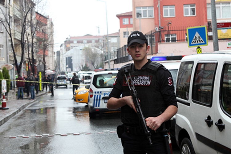 Ubijeni napadači koji su bacili bombe na policijsku stanicu u Istanbulu (VIDEO)