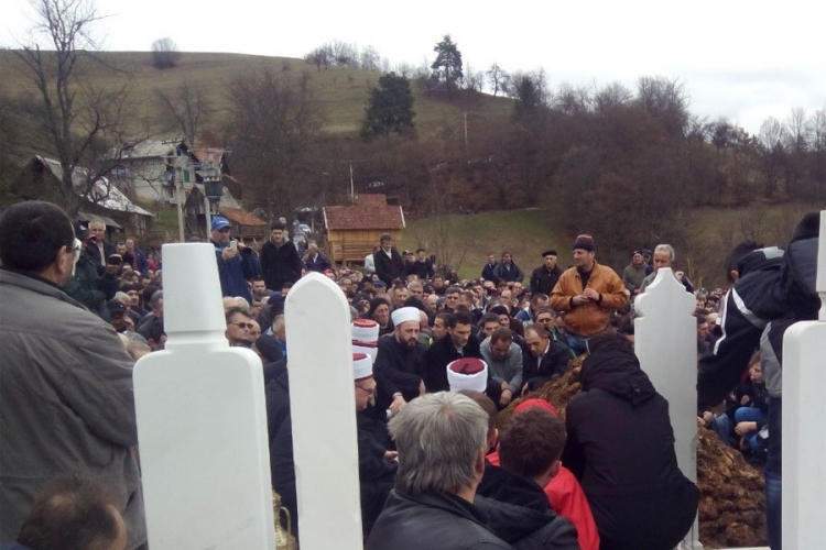 Olovo: Hiljade građana se oprostilo od svirepo ubijene Arnele Đogić