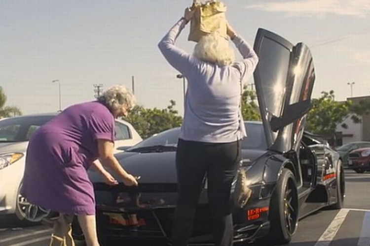 Dvije bakice i Lamborghini od 650 KS (VIDEO)