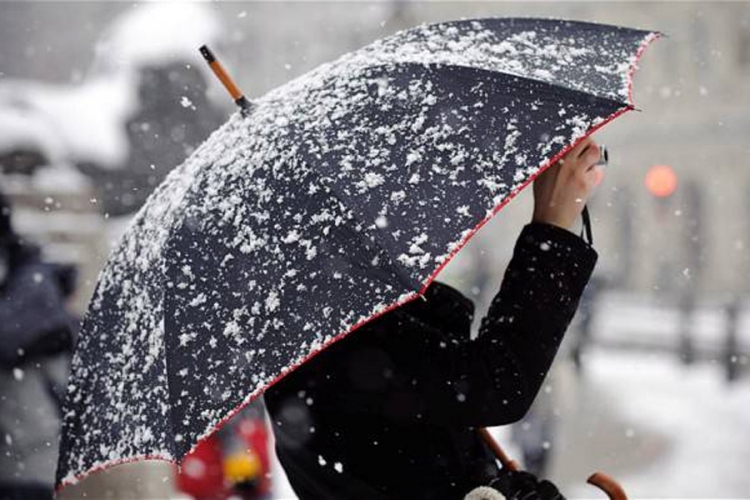 Oblačno sa kišom, na planinama snijeg, temperatura do 15