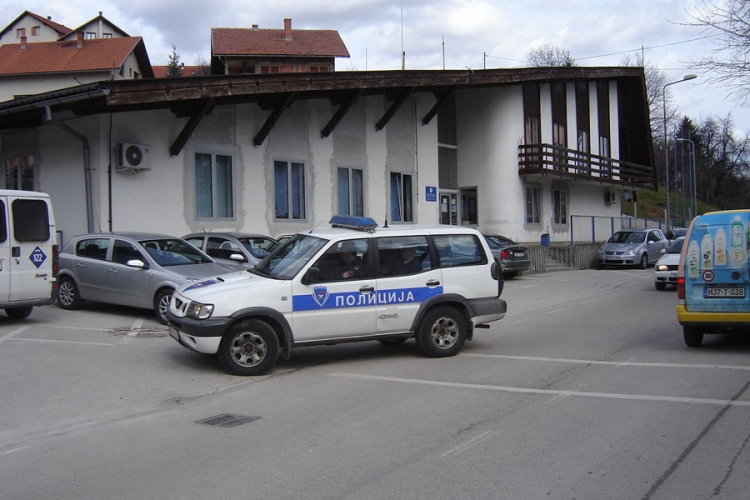 Obračun u Mrkonjić Gradu: Razbijenim flašama isjekao tri lica