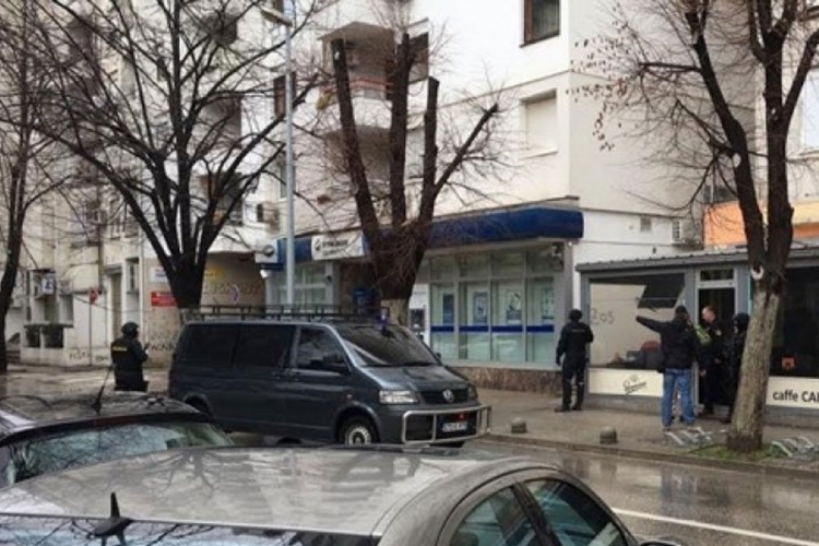 Policija blokirala Ulicu Stjepana Radića u Mostaru, u toku racija i hapšenja


