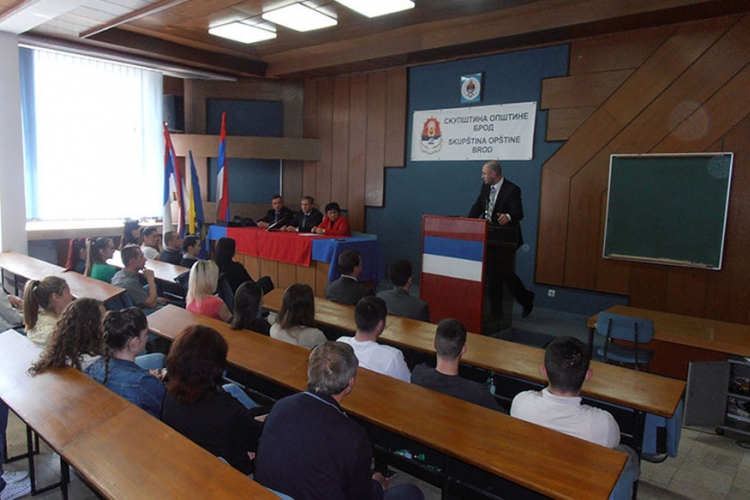 Brod stipendije za 138 studenata
