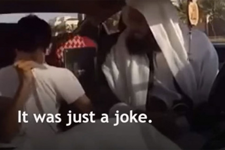 Skrivena kamera u Saudijskoj Arabiji: Taksirao opasan samoubilačkom prslukom (VIDEO)