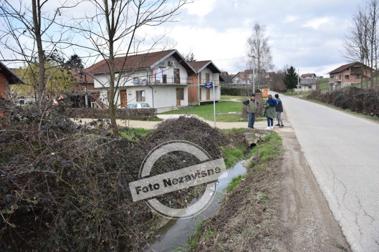 Fekalije plutaju pored puta u Kuljanima