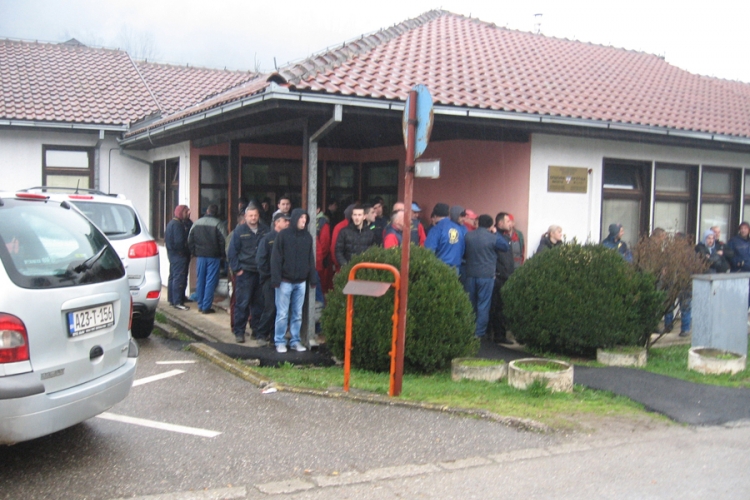 Radnici “Savoksa” pred zgradom opštine
