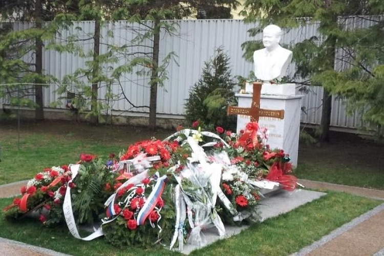Vulin, Šešelj, Mrkonjić položili vijence na Miloševićev grob