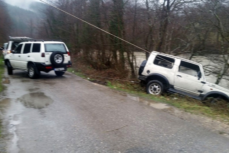 Policajac spasio sugrađanina iz nabujale rijeke