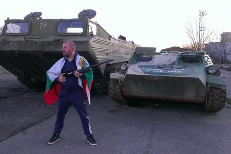 Muškarac iz Bugarske kupio tenk i hvata migrante: To je vrsta sporta, a sport nije nasilan (FOTO)