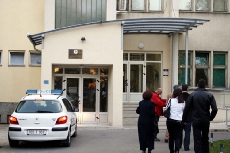 Državljanin Njemačke pregazio Banjalučanku vozeći auto unazad