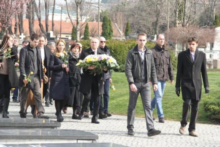 Cvijeće i svijeće u znak sjećanja na Zorana Đinđića